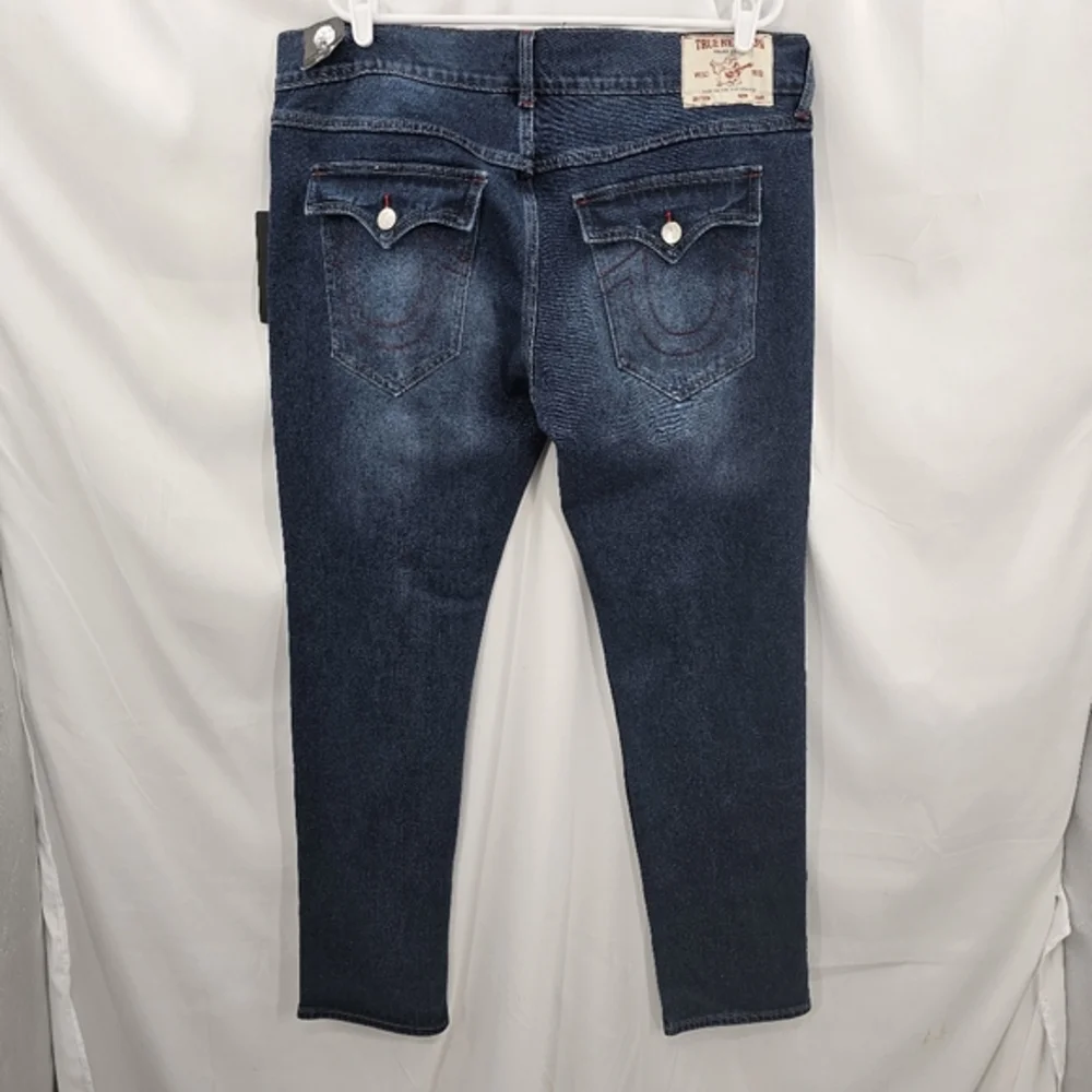 NWT True Religion Men’s size 38x32 Rocco Flap Pockets Relaxed‎ Skinny Blue Jean.